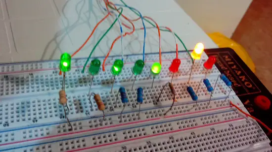 Фотография демонстрационной сборки с индикаторами и проводкой