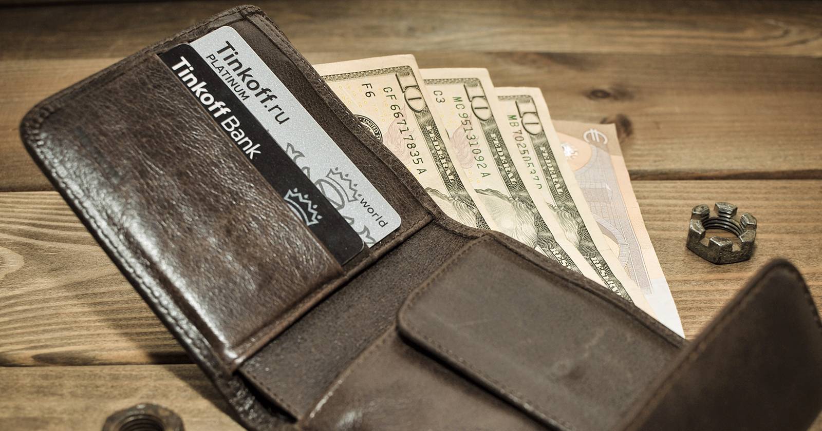 Деньги в коричневом кошельке