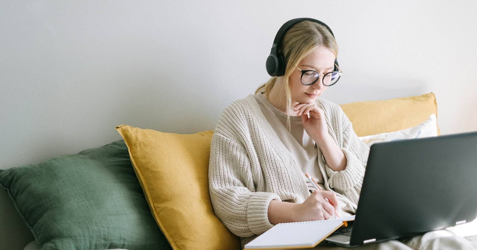 Девушка делает цифровые заметки на планшете