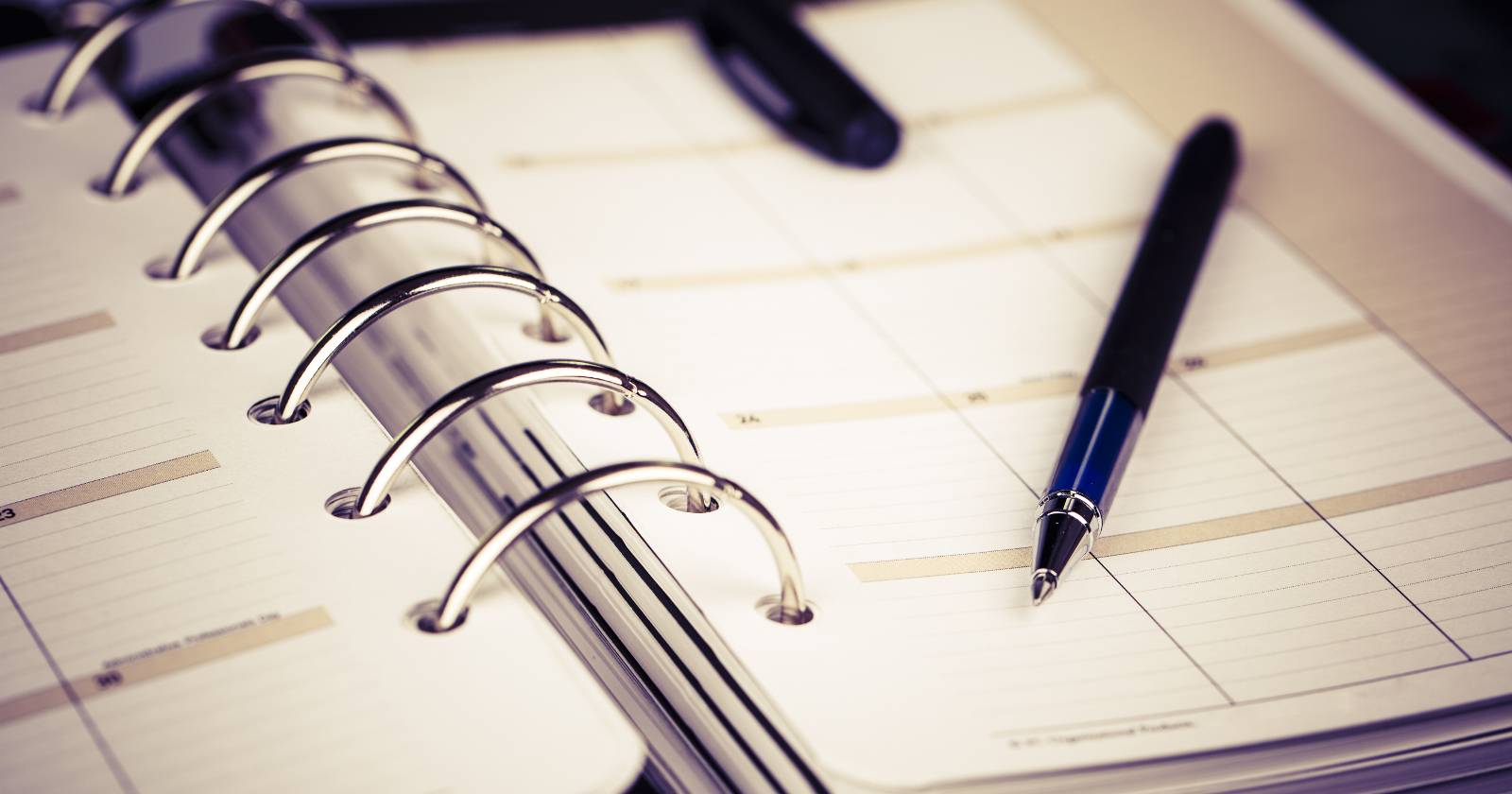 Кожаный персональный органайзер на столе