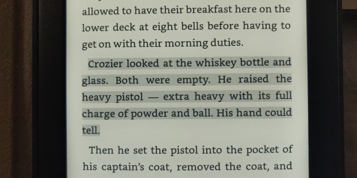 Фрагмент текста на Kindle с выделением заметным жёлтым цветом.