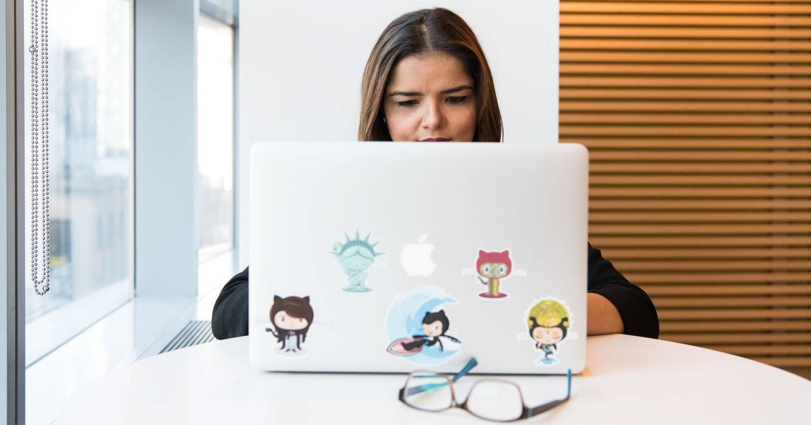 Человек работает за ноутбуком