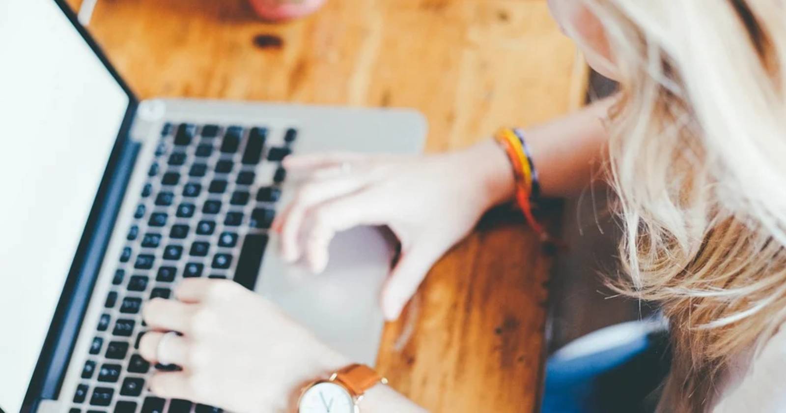 Пользователь за ноутбуком, обновляющий систему Linux