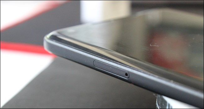 Лоток SIM‑карты на торце телефона с отверстием для штифта