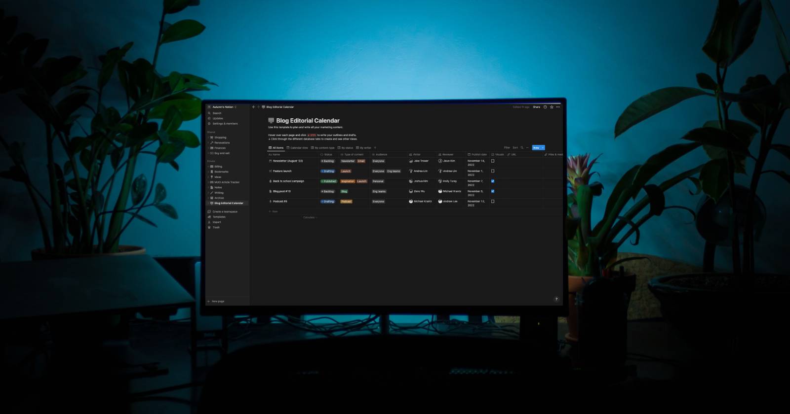Компьютер и монитор с интерфейсом для управления проектами на экране