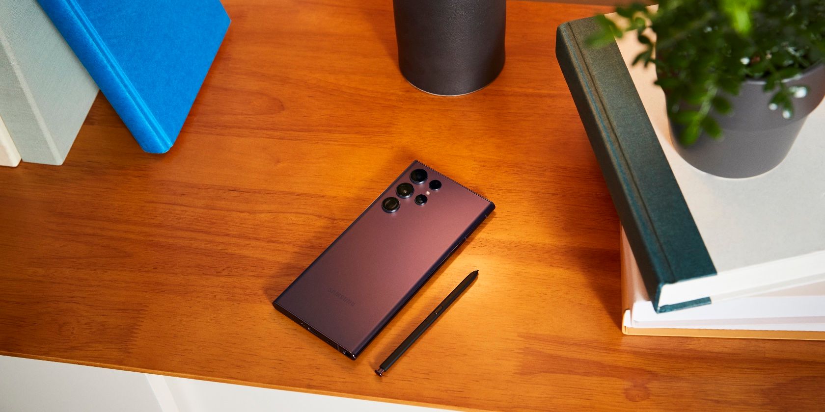 Samsung Galaxy S22 Ultra на белом фоне