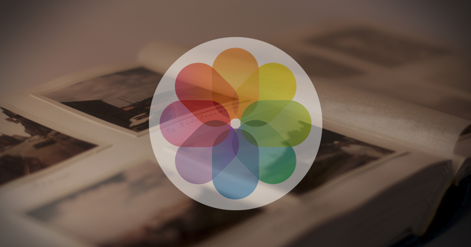 Логотип Apple Photos поверх физического фотоальбома.