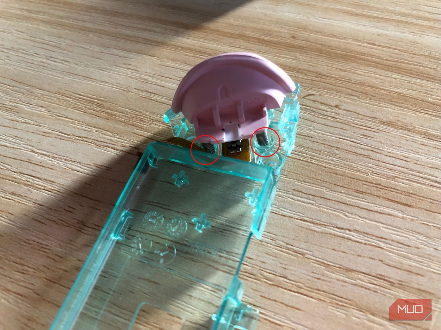 Пружинки под кнопкой триггера Joy-Con