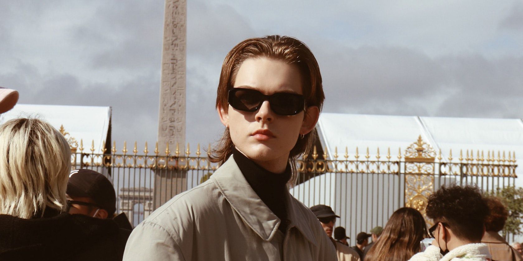 Стоковое фото стильного мужчины с фокусом на лице