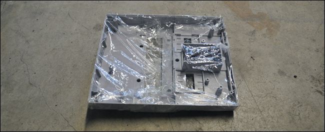 Пластиковые панели на солнце, равномерное распределение пленки и крема