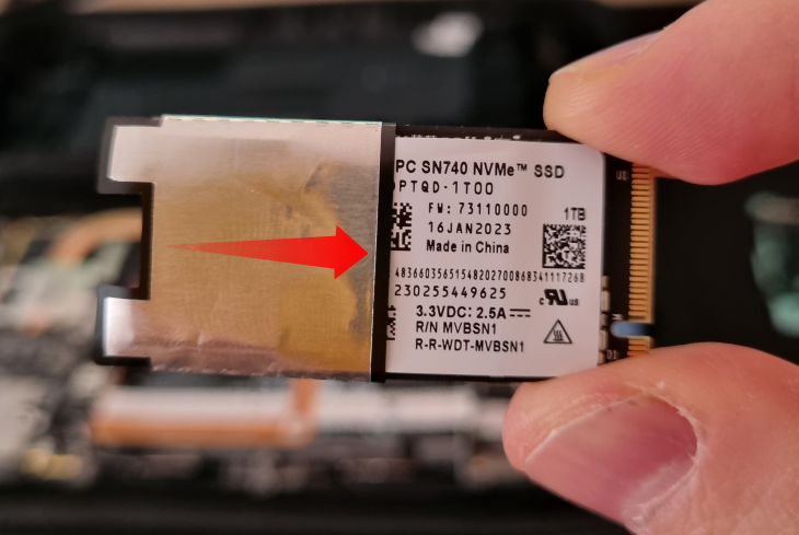 Наденьте ESD-экран на новый SSD так, чтобы разъём PCIe был открыт