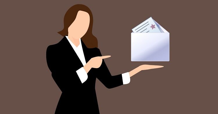 Изображение женщины, держащей иконку письма