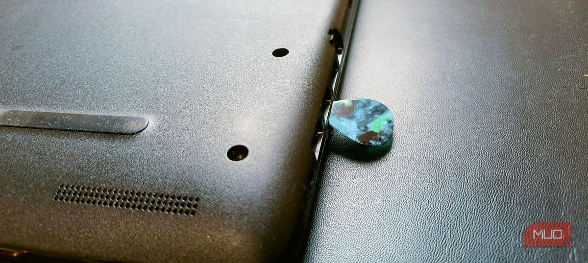 Использование плектора для аккуратного открытия корпуса ноутбука