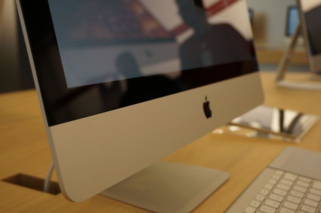 iMac крупным планом с включённым дисплеем
