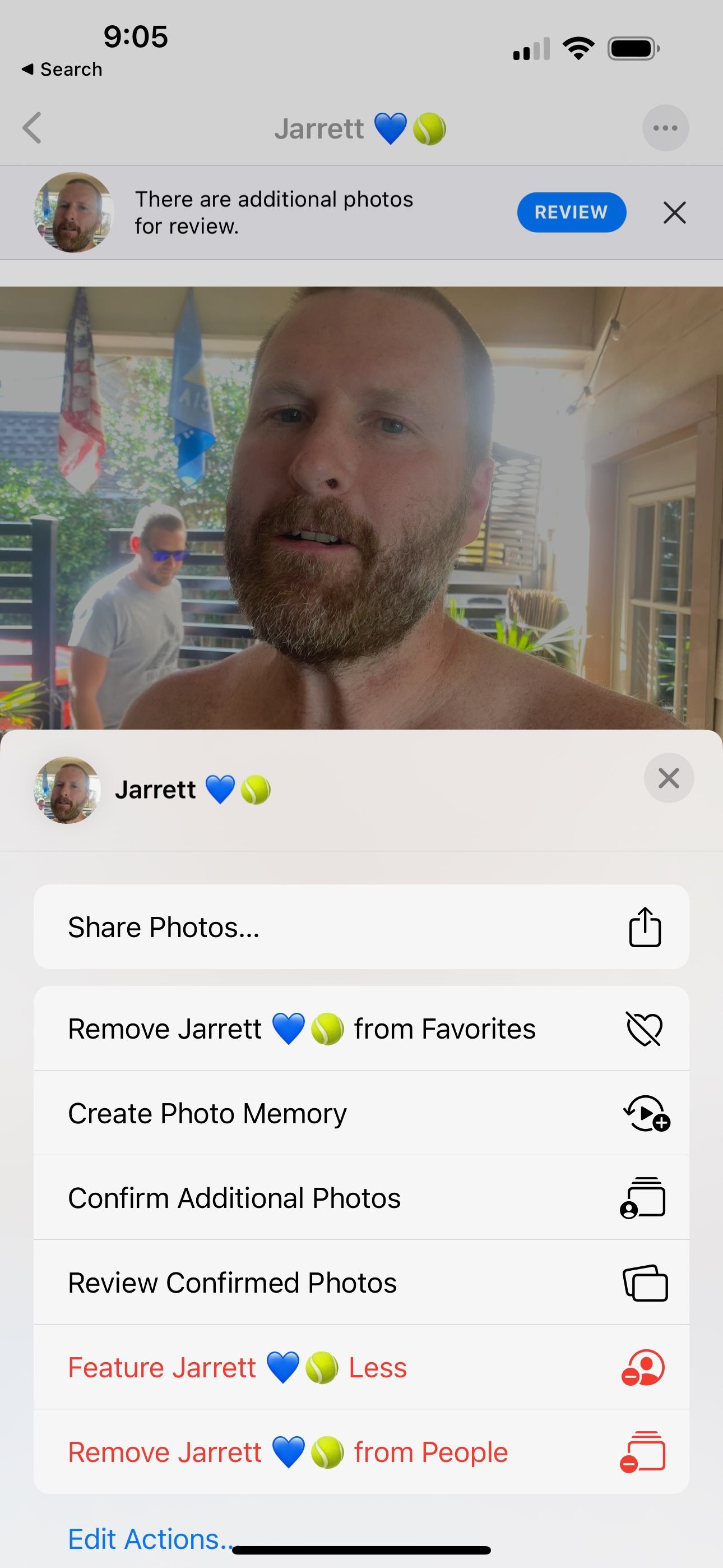 Страница сведений о помеченном человеке на iPhone