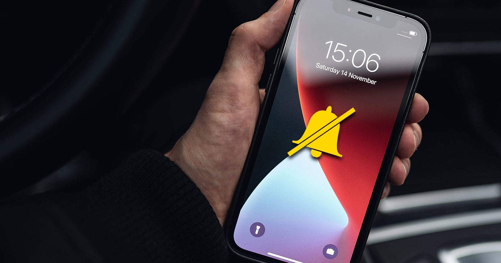 iPhone в беззвучном режиме на столе