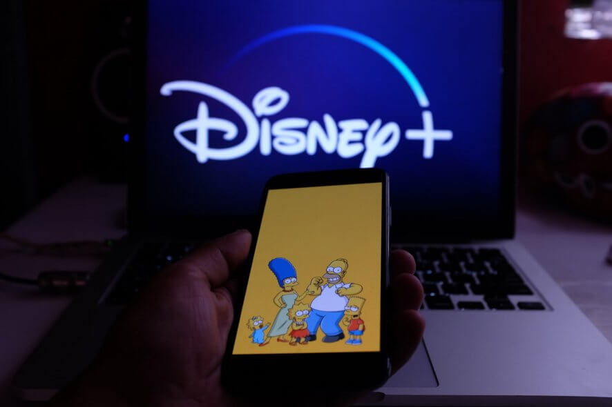 Постер сериала «Симпсоны» на фоне телевизора