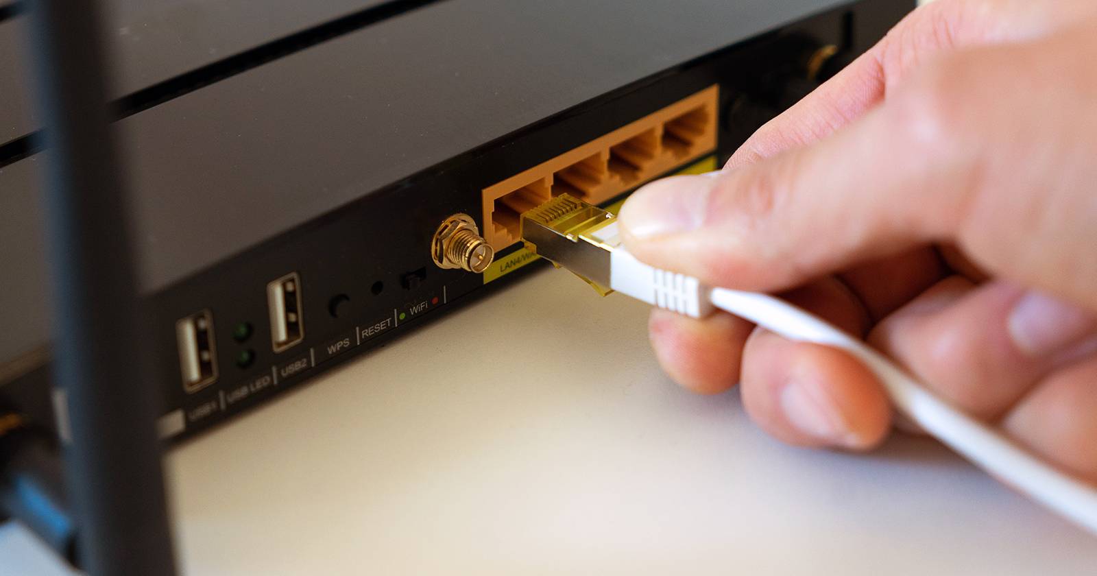 подключение Ethernet-кабеля к маршрутизатору