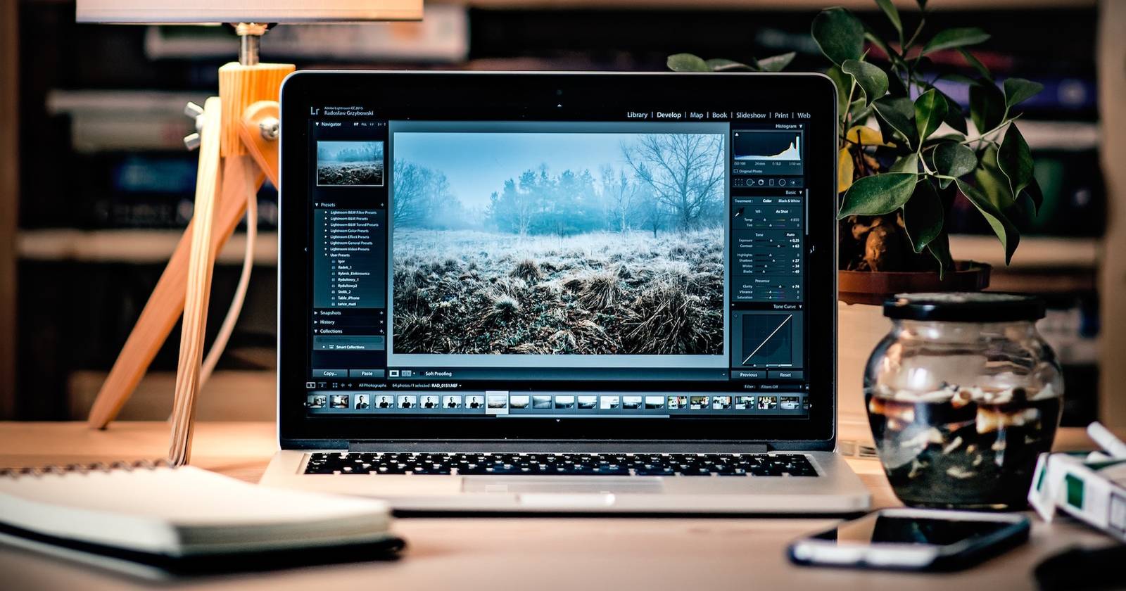 Ноутбук на коричневом деревянном столе