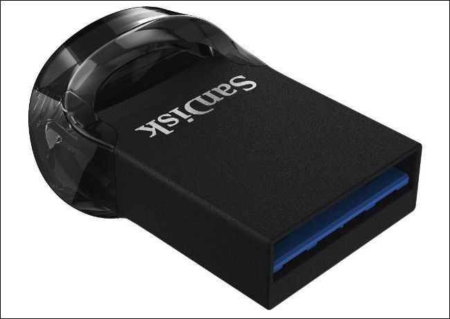 Компактный USB-накопитель SanDisk Ultra Fit, вставленный в порт ноутбука