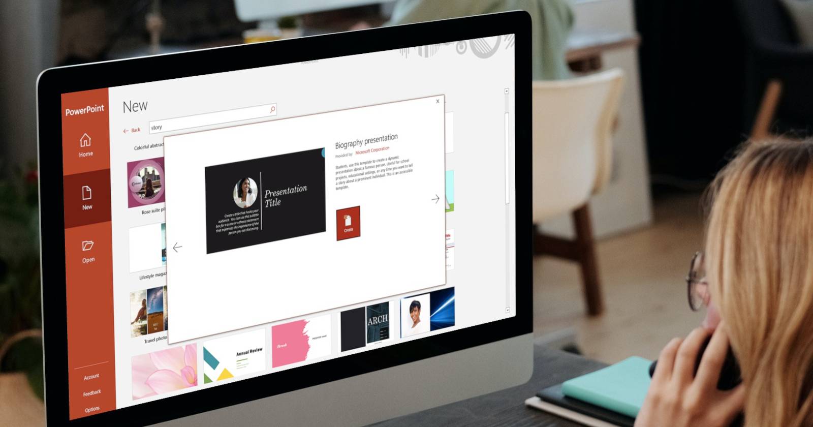 Женщина работает над презентацией PowerPoint на iMac