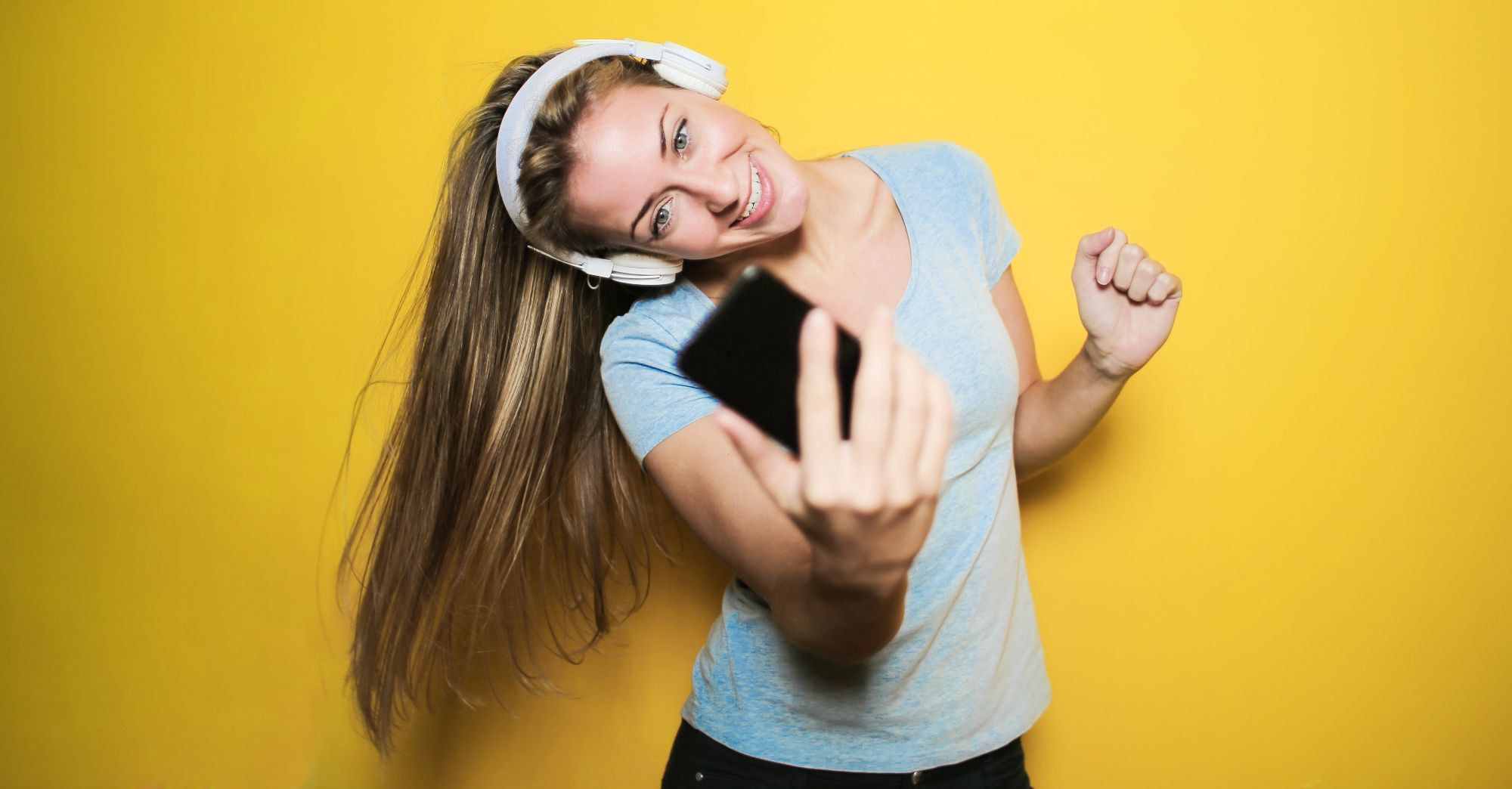 девушка делает селфи на смартфон в приложении