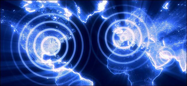 Фото объясняющее отличие Bluetooth‑трекера от GPS‑трекера: сумка с меткой и GPS‑модулем