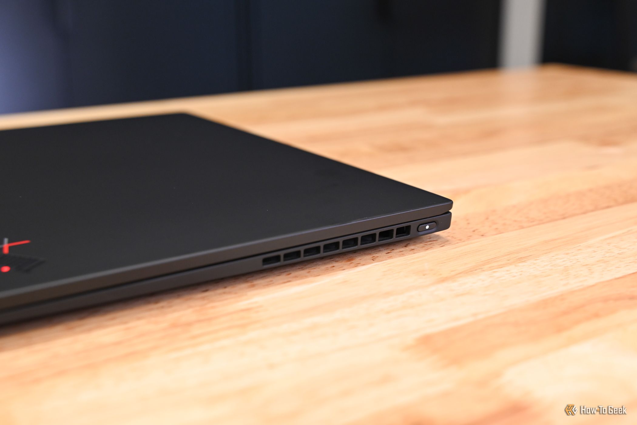 Saídas de ventilação e botão de energia no Lenovo ThinkPad X1 Nano Gen 3.