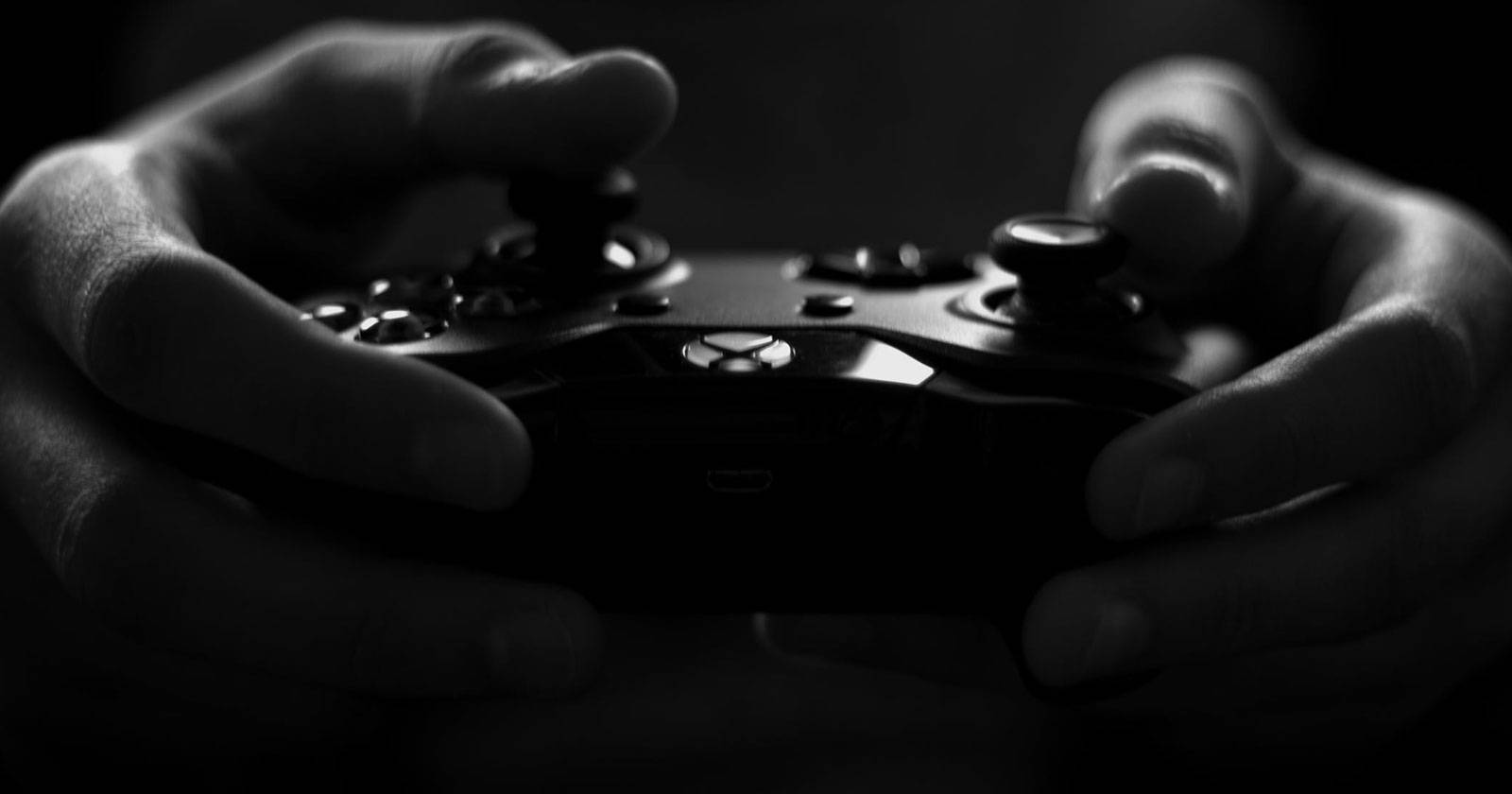 Несколько контроллеров для Google Stadia на столе