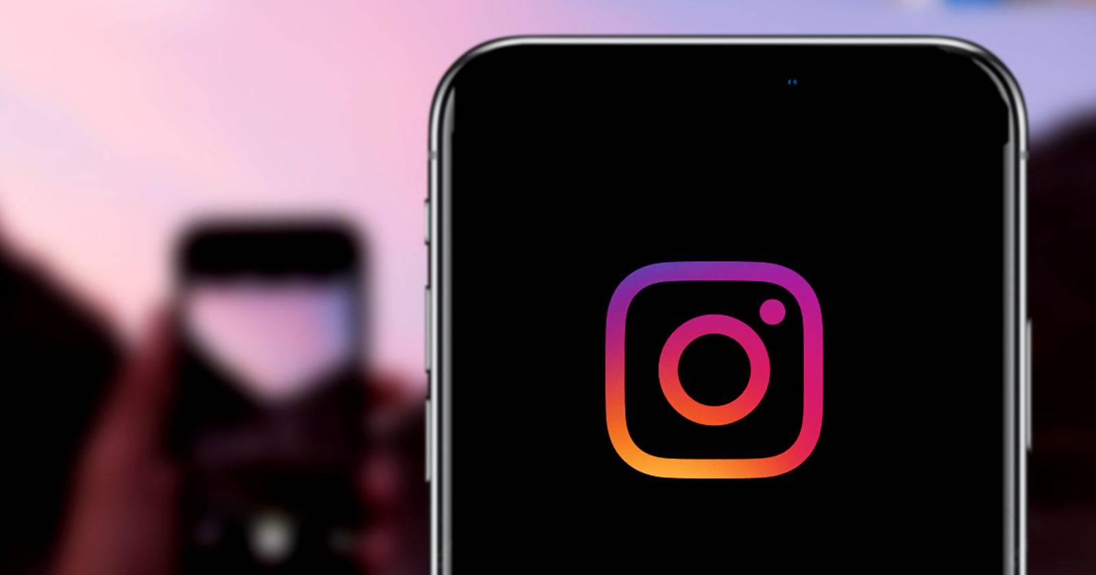 логотип Instagram на смартфоне, экран с входящим сообщением