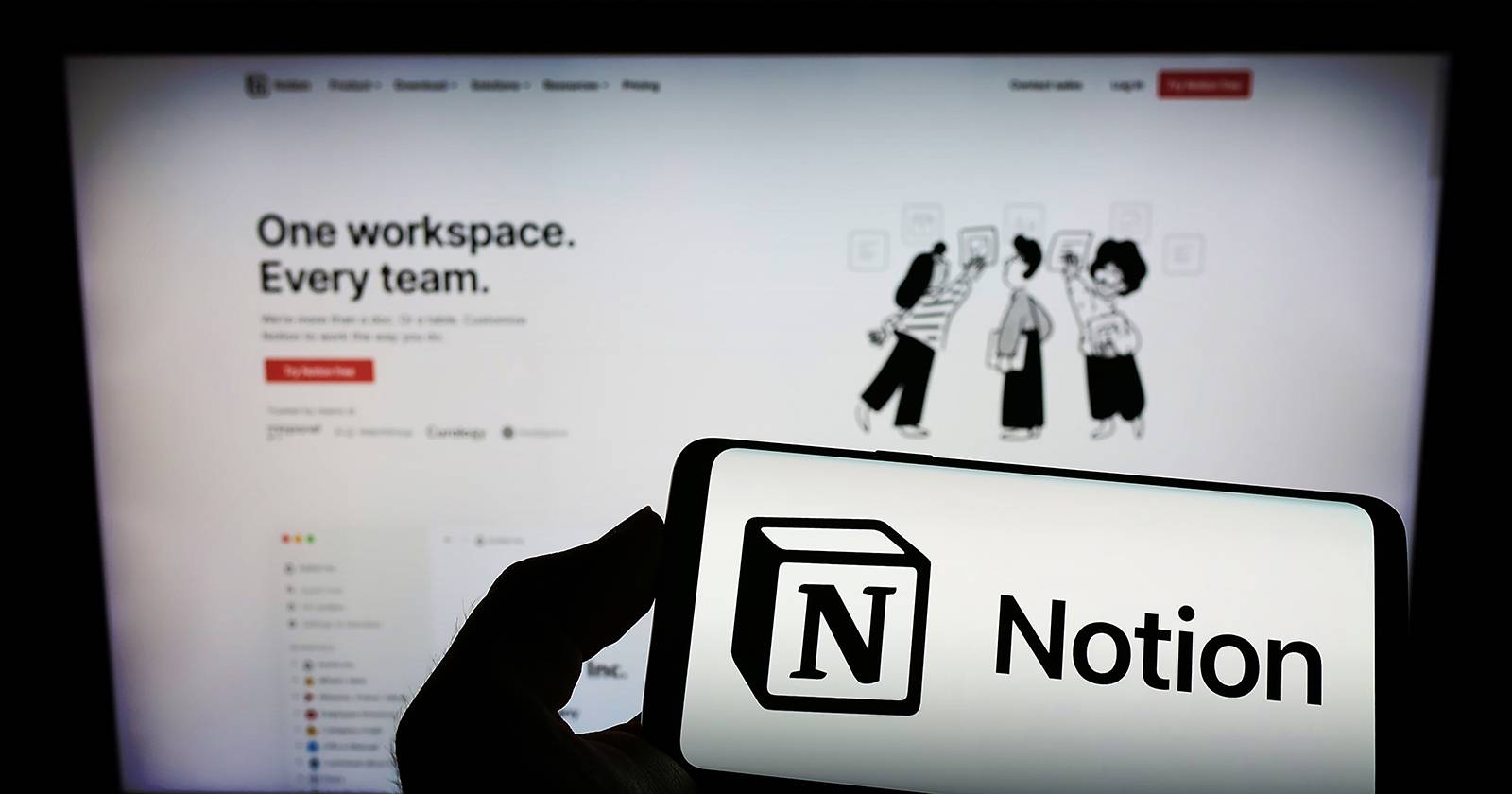 Телефон и монитор с интерфейсом и логотипом Notion