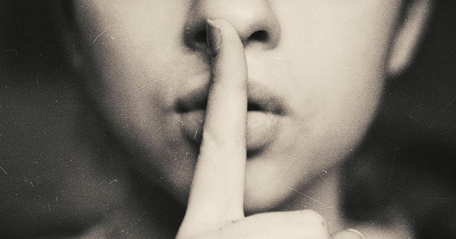 Логотип Evernote и стопка заметок