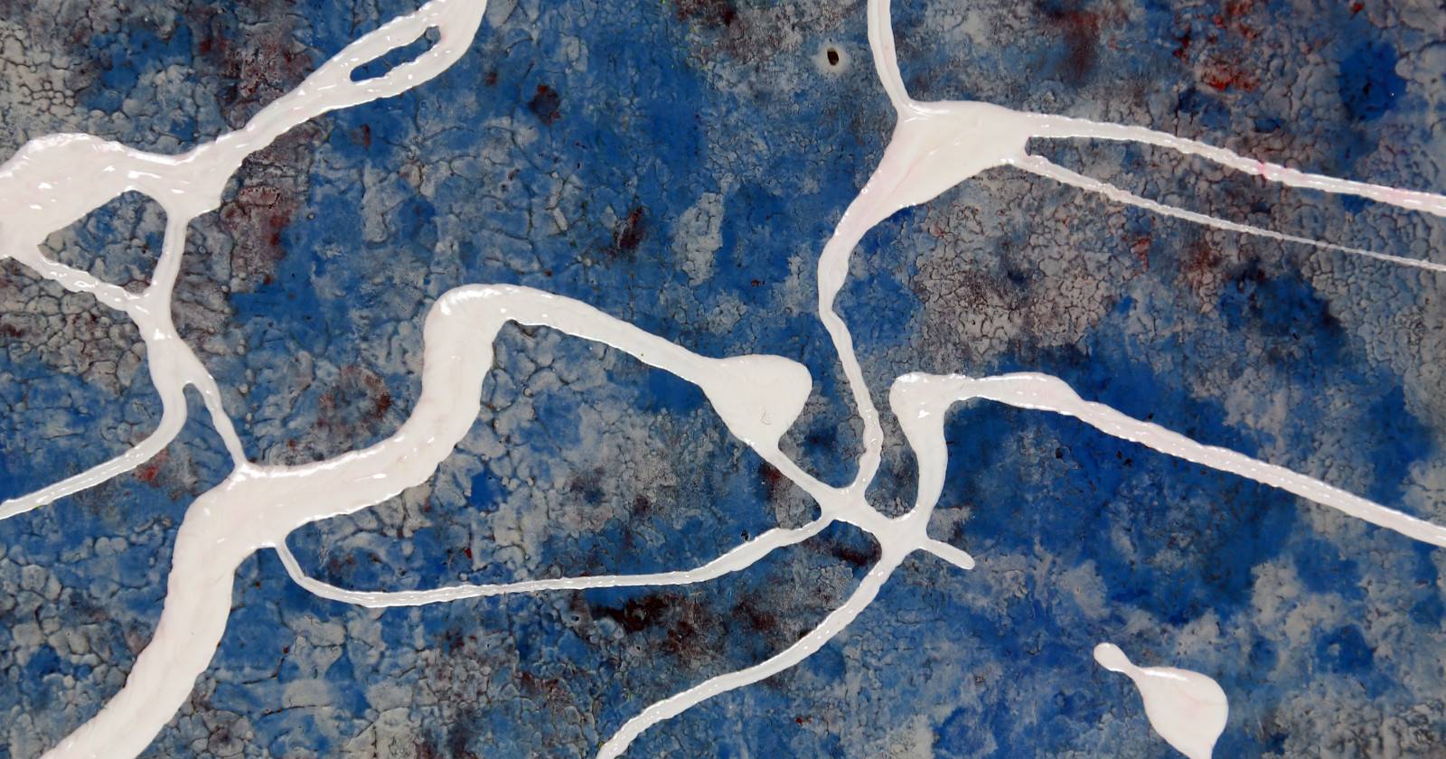 Капли и брызги краски на холсте в стиле Поллока