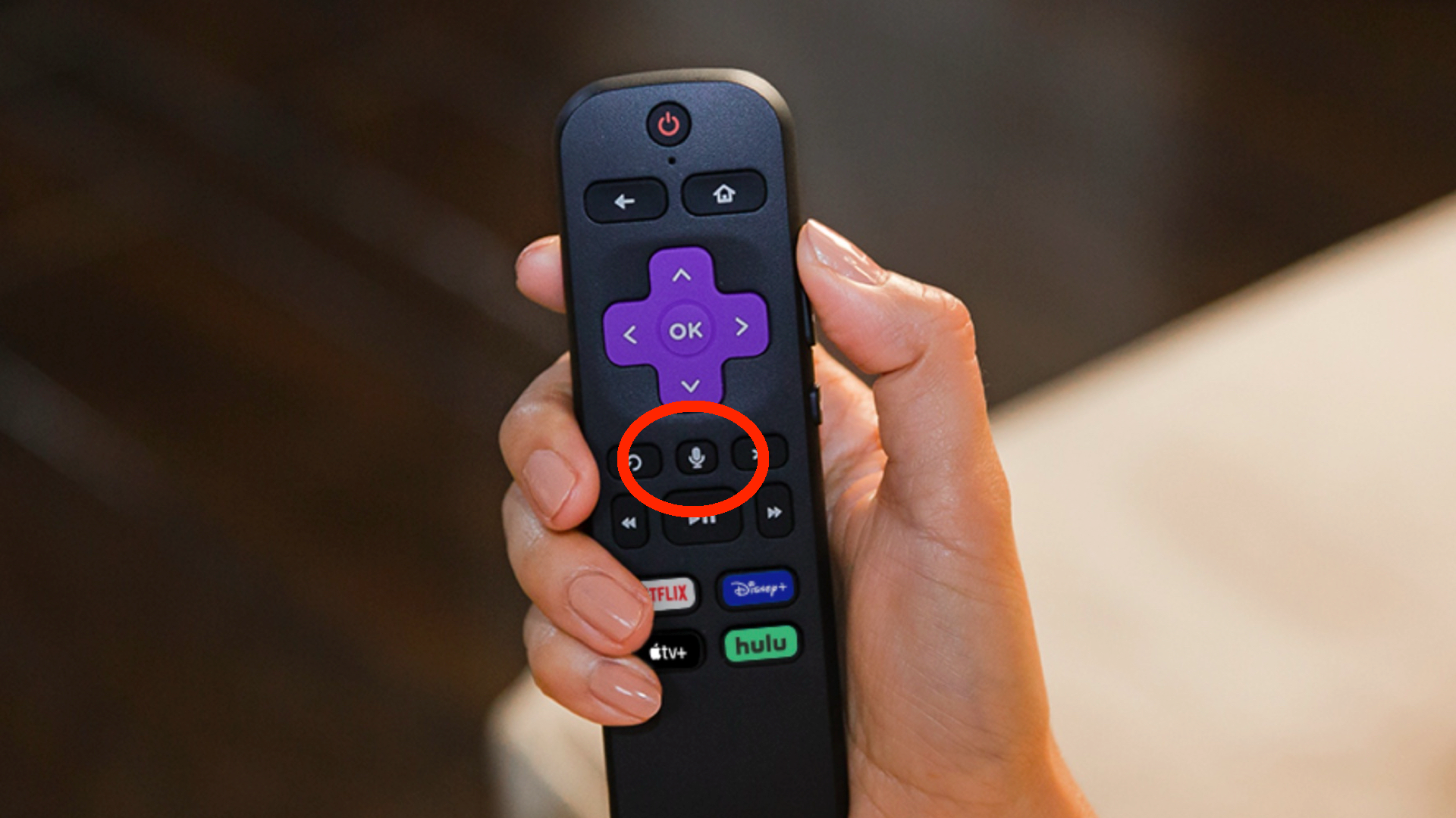 Голосовой пульт Roku с подсвеченной кнопкой микрофона