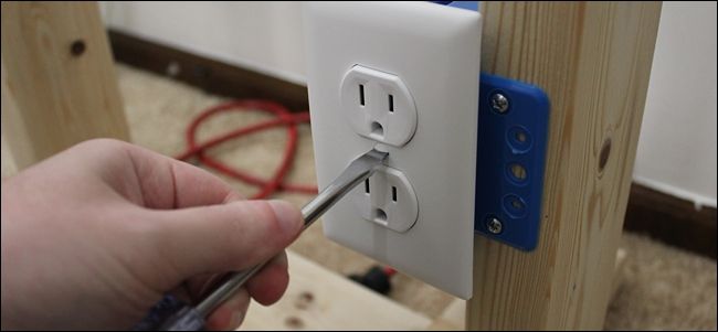 Снятая лицевая панель розетки