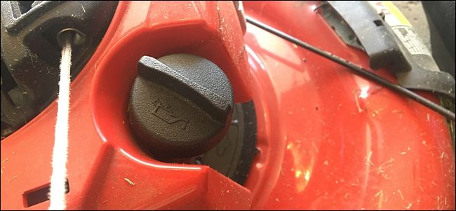 Снятая пробка маслозаливной горловины и щуп