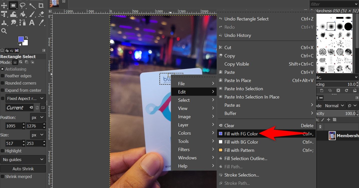 Пункт Редактировать > Залить цветом переднего плана в GIMP