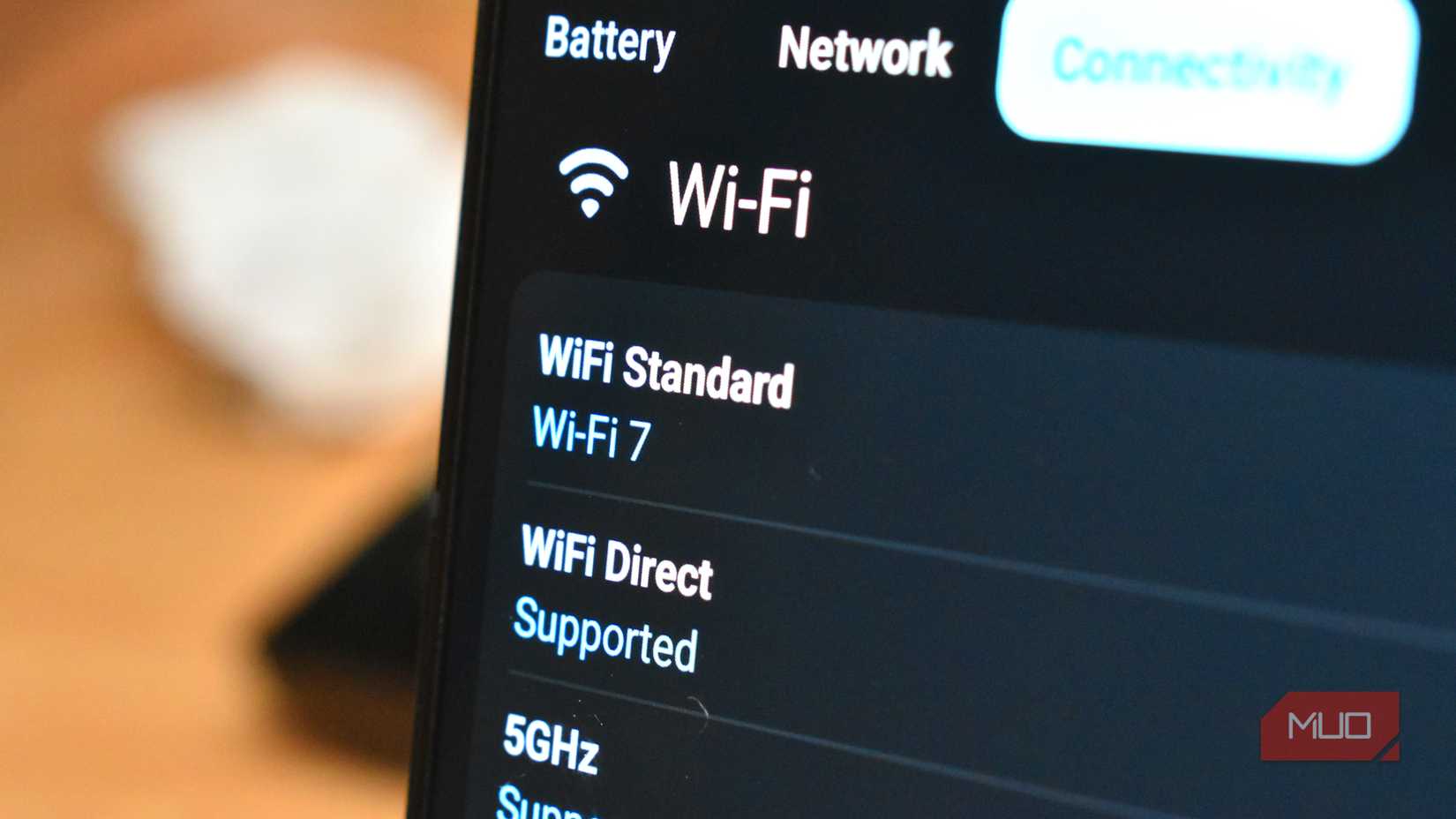 Экран смартфона с поддержкой Wi‑Fi 7 и настройками сети