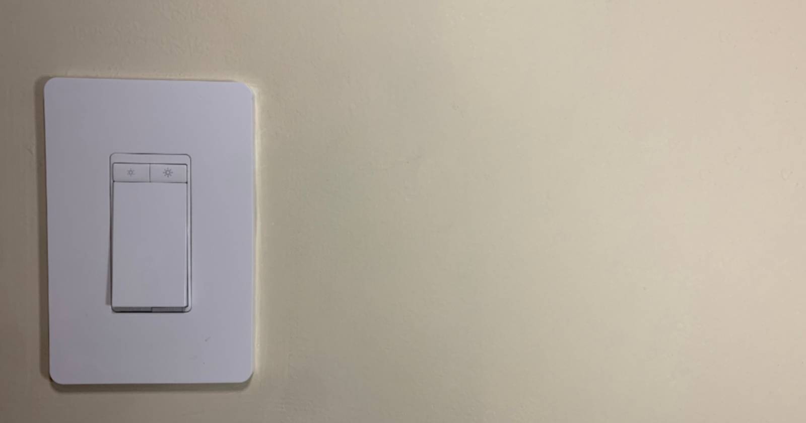 Установленный настенный выключатель TP‑Link с диммером