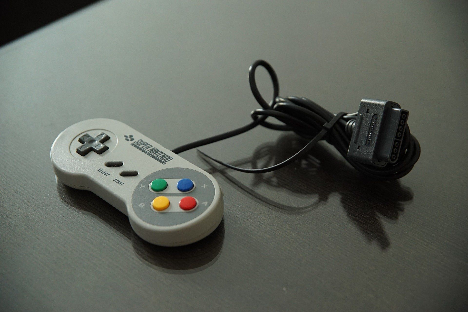 Контроллер SNES на столе