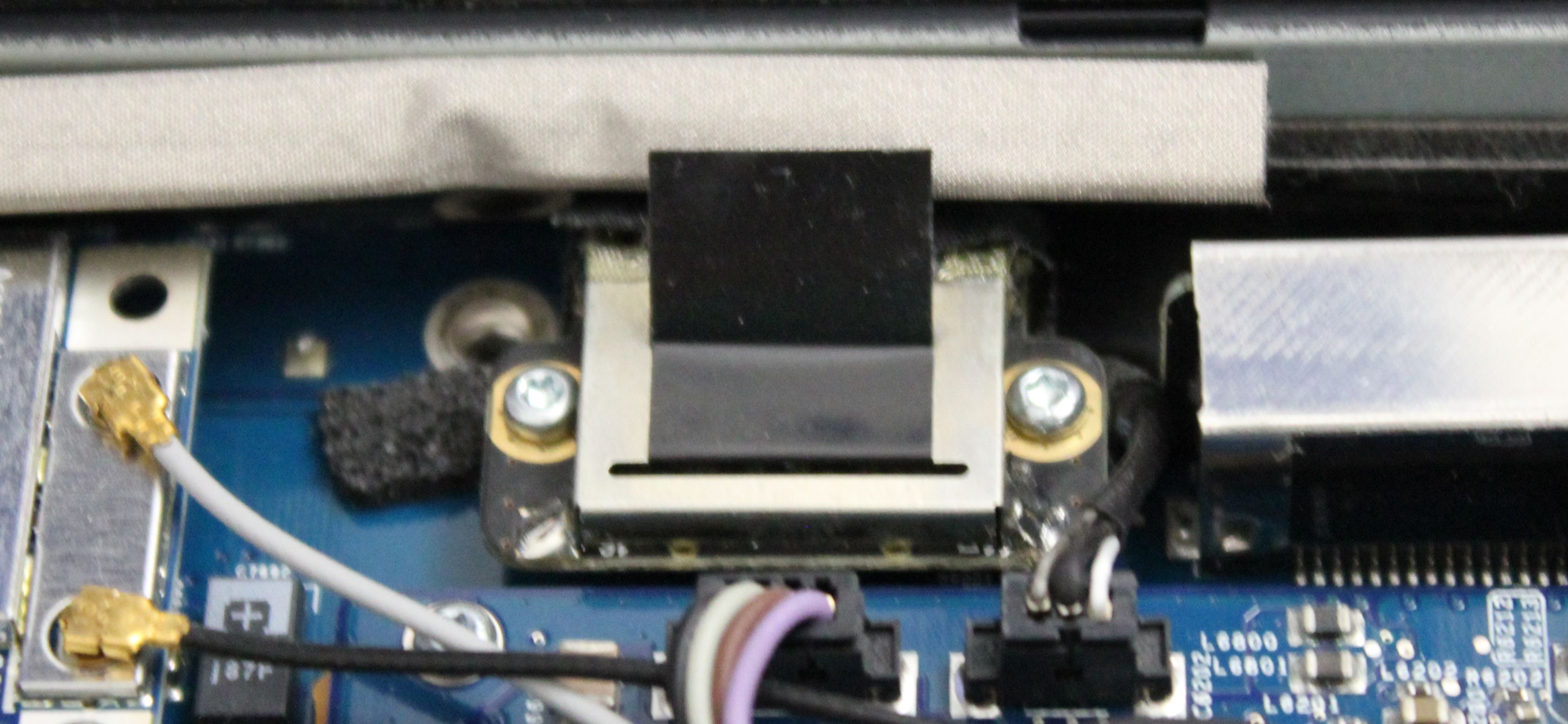 Подключение шлейфа дисплея и фиксация винтов