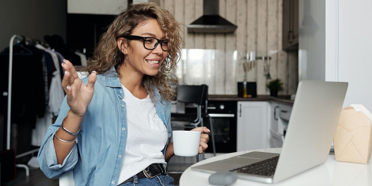 женщина в спокойной беседе