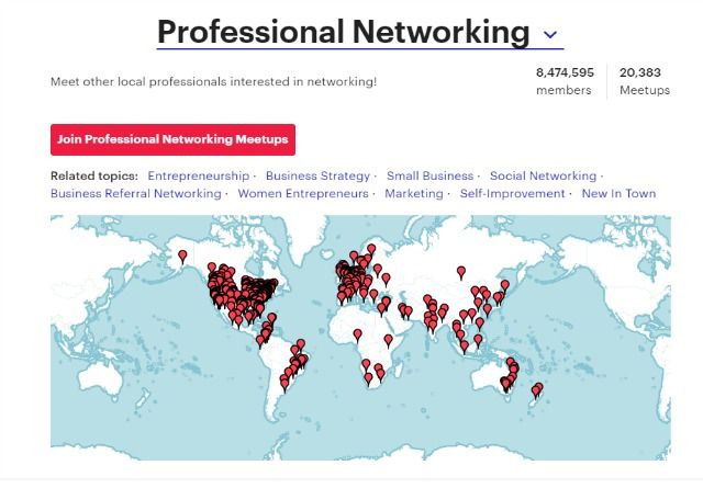 Группа людей на встрече Meetup обсуждает идеи и обменивается визитками