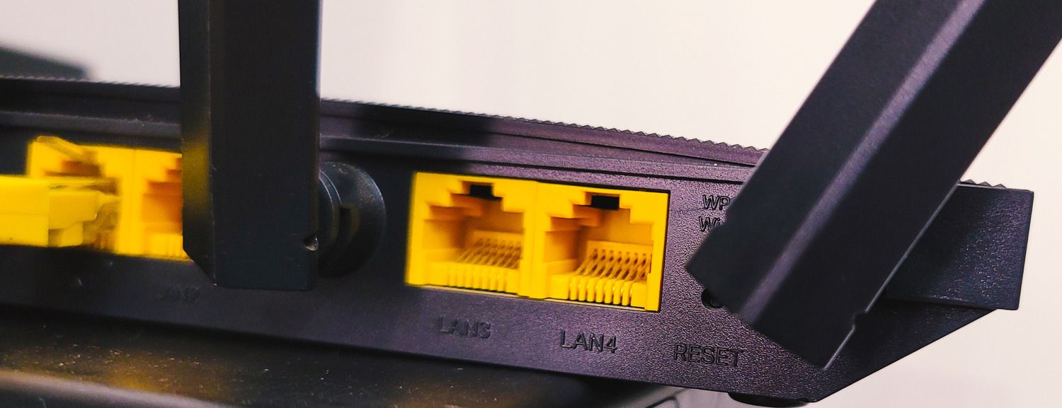 Маленькая кнопка сброса на задней панели роутера TP-Link