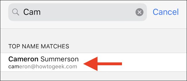 Список контактов: нажмите имя человека, которого нужно добавить в «Избранное»