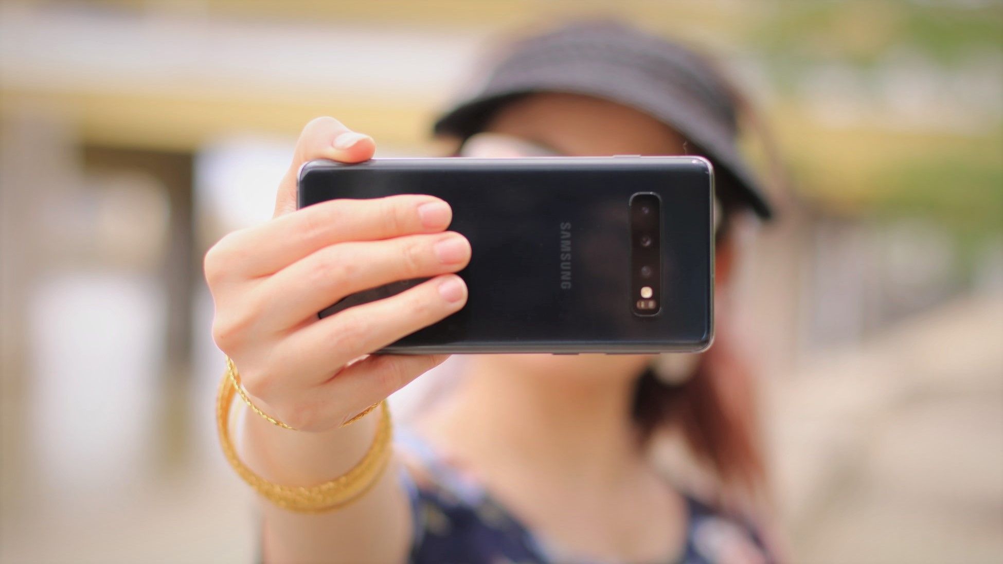 Человек держит телефон впереди