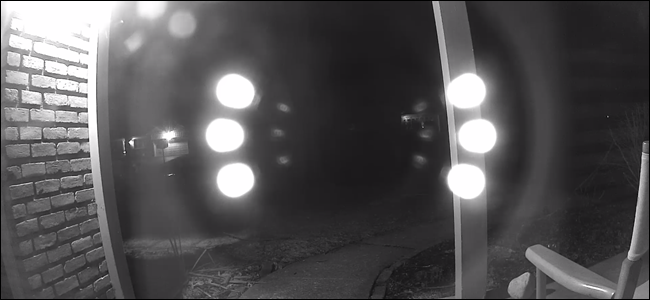 Камера, немного повернутая от стекла