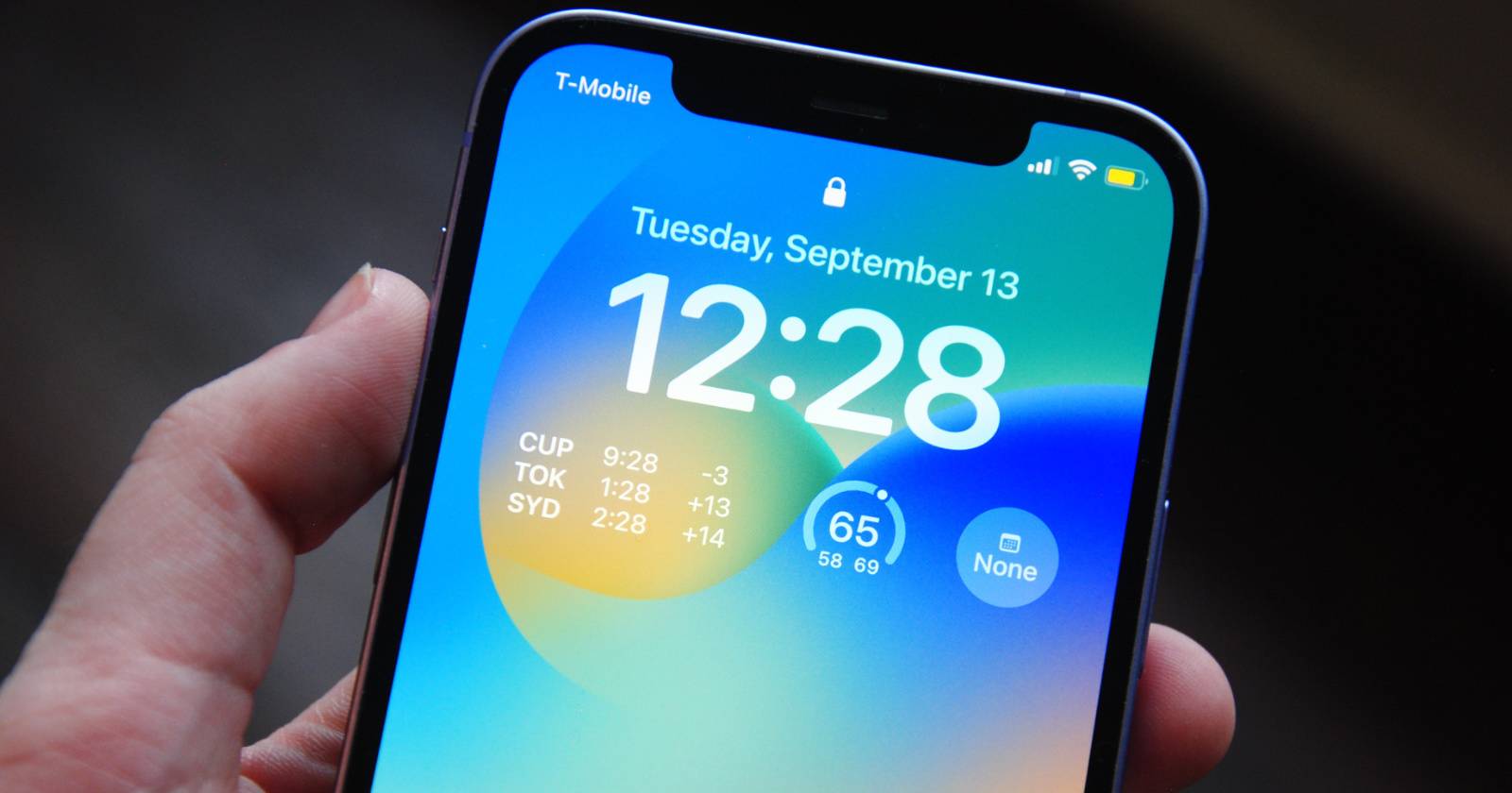 Крупный план экрана блокировки iPhone с отображением времени