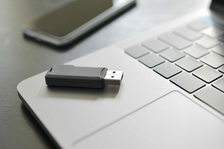 Иллюстрация: процесс установки Windows 11 с USB