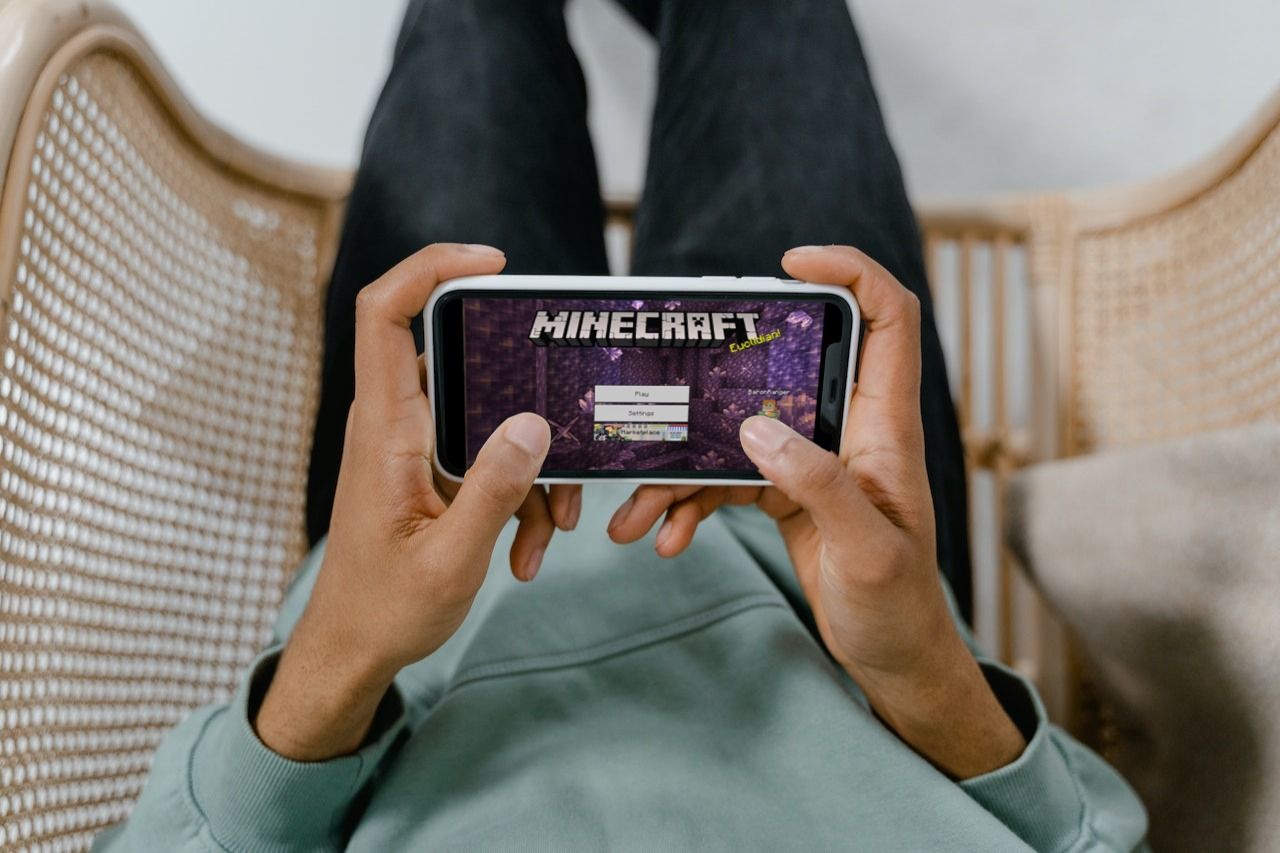 Игрок в Minecraft на iPhone